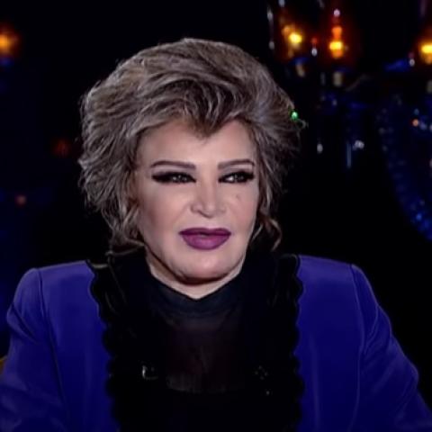 صفية العمري تبكي بسبب والدتها