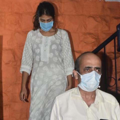 ريا تشاكرابورتي وهي تغادر قسم الشرطة