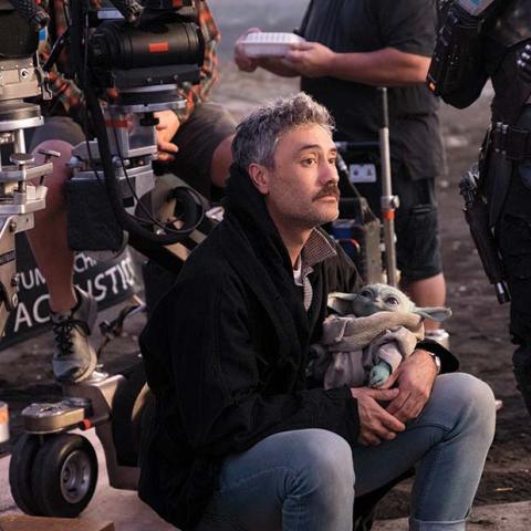 مخرج The MAndalorian مع Baby Yoda