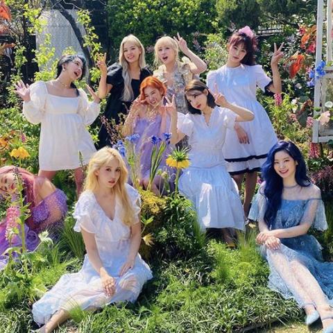 رقم قياسي جديد لفرقة &quot;TWICE&quot; لـ كليب &quot;More and More&quot; - الصوة من إنستغرام