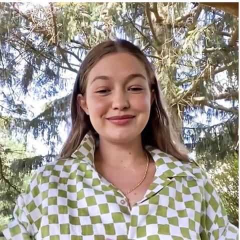 صورة جيجي من فيديو البث المباشر على صفحتها على انستغرام