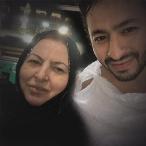 حمادة هلال مع والدته