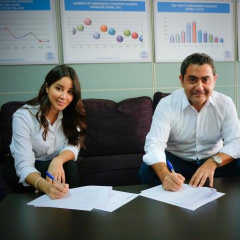 أسيل عمران أثناء التوقيع