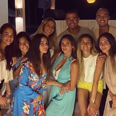 عمرو ياب مع دينا الشربيني ومجموعة من الأصدقاء