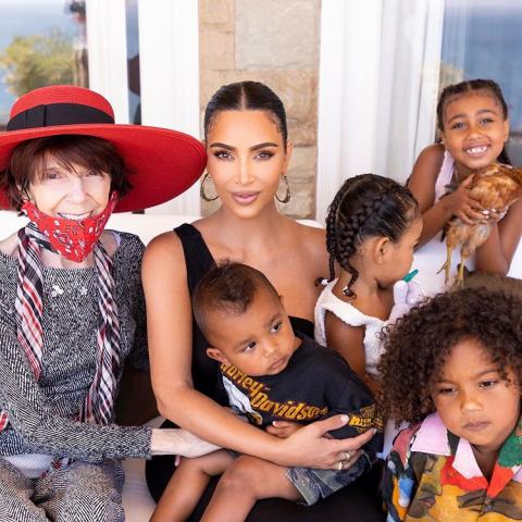 كيم كارداشيان رفقة جدتها ماري جو وأبناؤها