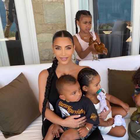 كيم كارداشيان مع أولادها - انستغرام @kimkardashian