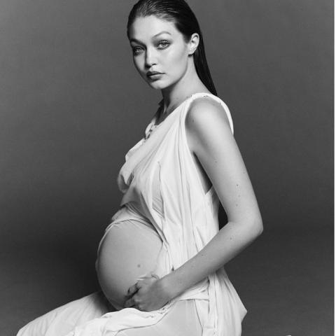 جيجي حديد تستعرض حملها وتعلق &quot;ينمو كالملاك&quot; - الصورة من حسابها الرسمي على الإنستغرام