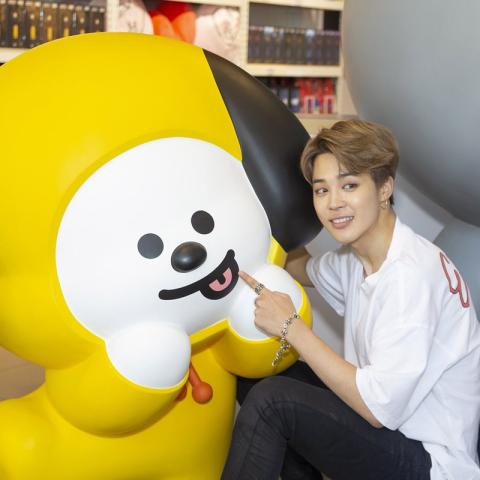 جيمين من BTS مع شخصيته Chimmy من BT21