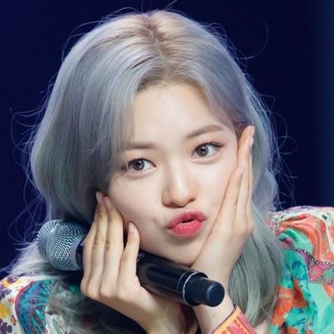 Jungyeon من فرقة TWICE