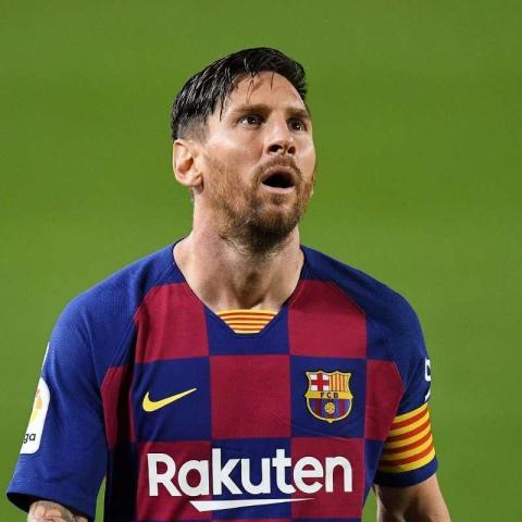 ليونيل ميسي يبلغ إدارة برشلونة بقراره مغادرة الفريق