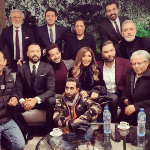 فريق عمل أسود فاتح