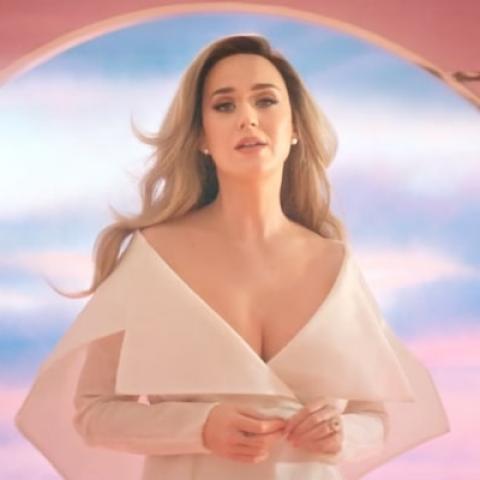 كيتي بيري تنتظر مولودان