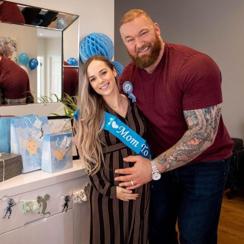 هافثور يوليوس بيورنسون وزوجته - انستغرام @thorbjornsson