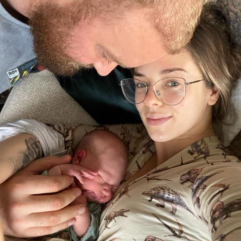 هافثور يوليوس بيورنسون مع زوجته وطفلهما- انستغرام @kelc33