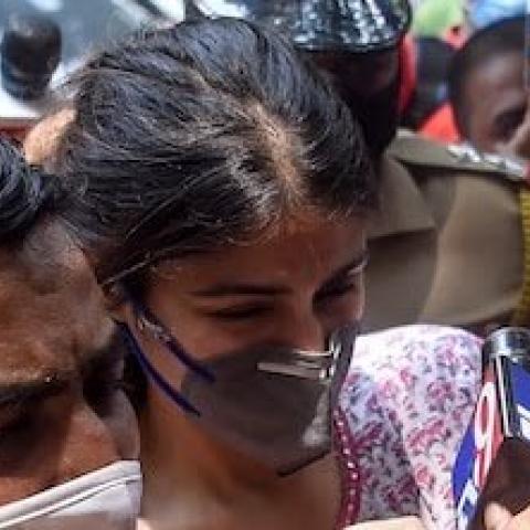 ريا اثناء وصولها للاستجواب في قضية انتحار سوشانت سينغ راجبوت