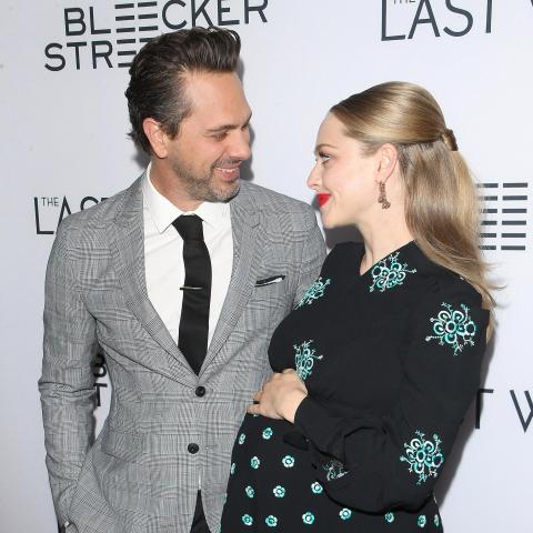 أماندا سيفريد وزوجها توماس سادوسكي خلال حملها بطفلتها الأولى