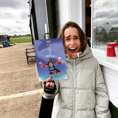 إيميليا كلارك تحتفل بعيد ميلادها بالقفز من الطائرة