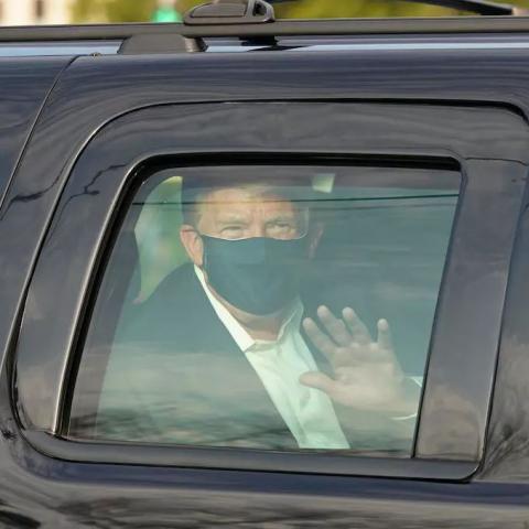 دونالد ترامب من داخل السيارة خلال جولته البارحة