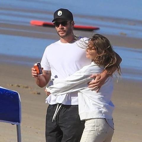 ليام هيمسورث مع صديقته غابرييلا