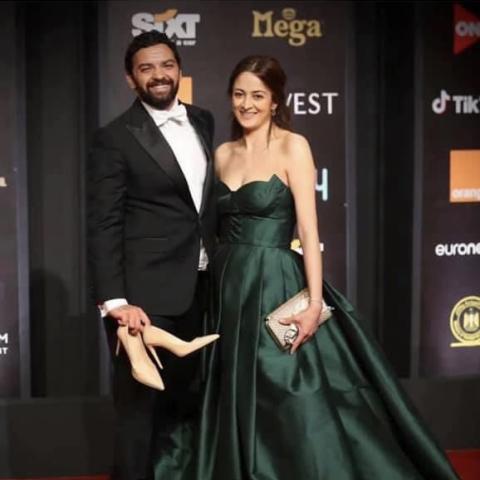 زوج إبنة نجلاء فتحي يرد على الإنتقادات &quot;مش هدخل حفلة شايل جزمة مراتي وماشي!&quot;