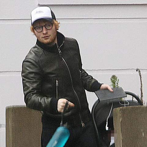 إد شيران مع إبنته ليرا أنتاركتيكا لأول مرة بعد شهر من ولادة زوجته شيري سيبورن