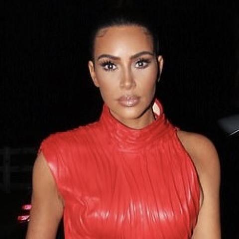 كيم كارداشيان بالجلد الأحمر في ماليبو