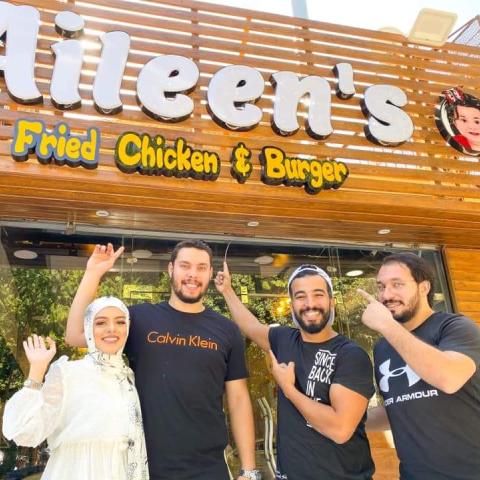 الشرطة تتدخل لإخراج أحمد حسن وزينب بسبب التدافع خلال إفتتاح مطعمها