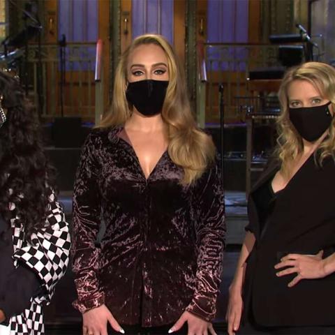 أديل في عرض Saturday Night Live مع كيت ماكينون و H.E.R