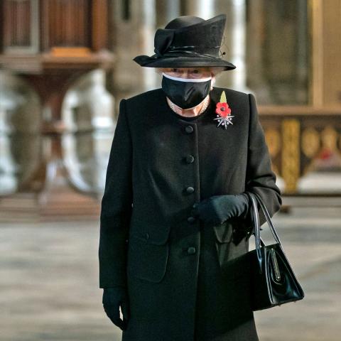 الملكة إليزابيث بالكمامة في أحدث ظهور لها