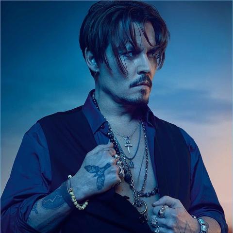 عشّاق جوني ديب يدعمونه بشراء عطره مع ديور