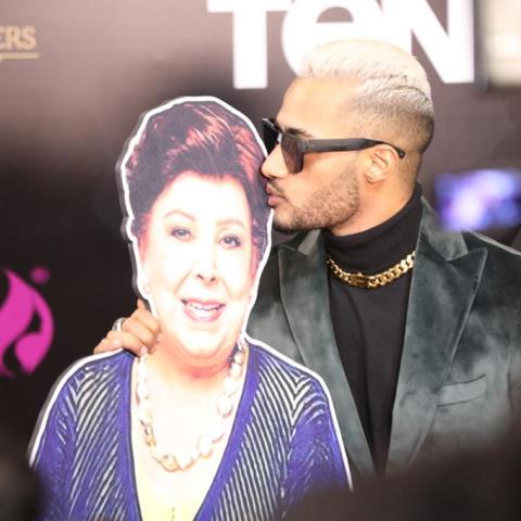 محمد رمضان يقبل مجسم رجاء الجداوي