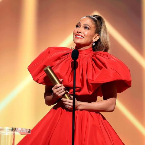 جنيفر لوبيز خلال تسملها جائزة People's Choice Awards - انستغرام @gettyentertainment