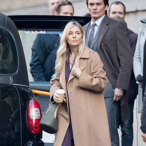 سيينا ميلر وروبرت فريند خلال تصوير anatomy of a Scandal - الصورة من dailymail.co.uk