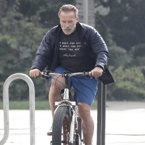 أرنولد شوارزنيغر في أول جولة  له على الدراجة منذ خضوعه لجراحة في القلب
