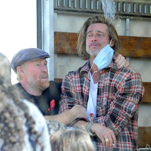 براد بيت يوزع الطعام على الأسر المحتاجة في لوس أنجلوس