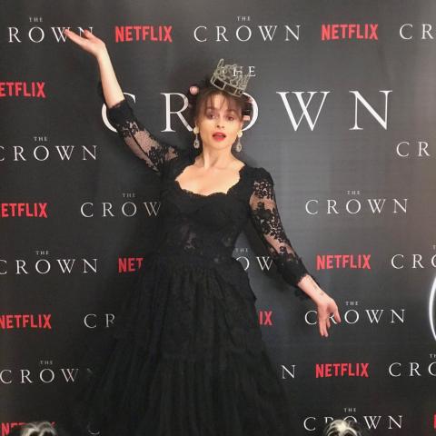 هيلينا بونهام كارتر على السجادة الحمراء من منزلها - تويتر @netflixuk