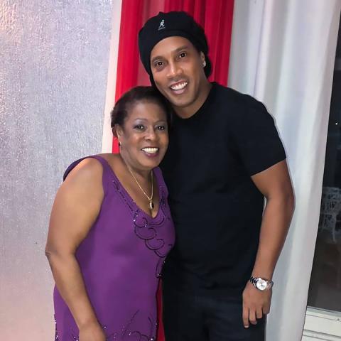 رونالدينو مع والدته