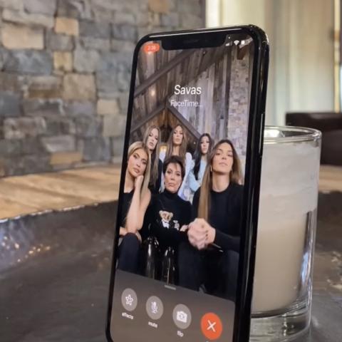 الكارداشيان يقومون بمقلب على FaceTime بأصدقائهم المشاهير