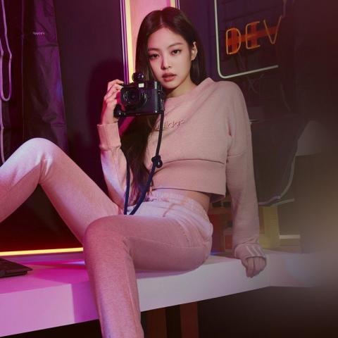 جيني من BlackPink تفتح قناتها الخاصة على اليوتيوب