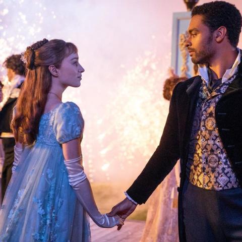 فوبي دينفور وريج جان بادج في &quot;بريدجيرتون&quot; - انستغرام @phoebedynevor