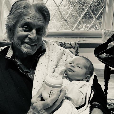 مايكل دوغلاس مع حفيده رايدر- انستغرام @michaelkirkdouglas