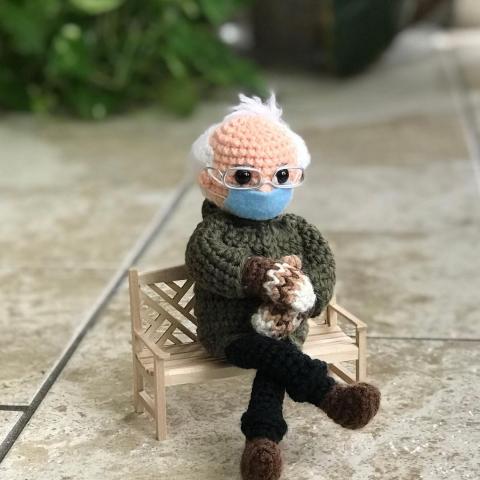 دمية بيرني ساندرز- انستغرام @tobeytimecrochet