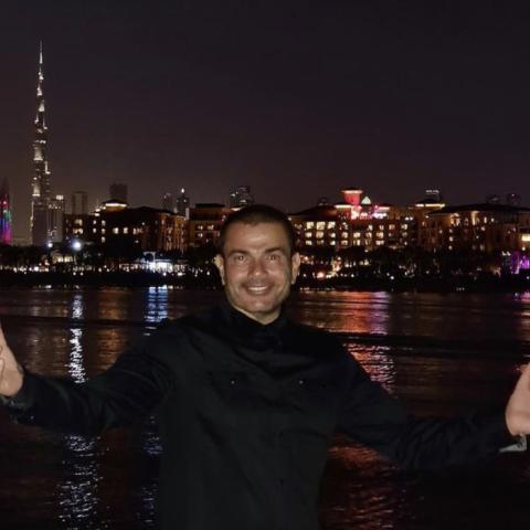 عمرو دياب يحتفل في ديي