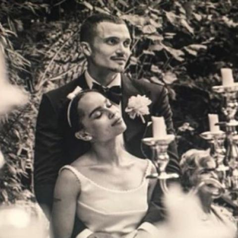 زوي و زوجها / صورة من الذكرى السنوية على انستغرام