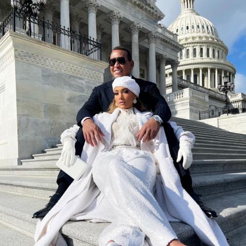 جنيفر لوبيز بإطلالة بيضاء من شانيل في حفل تنصيب الرئيس الأميركي جو بايدن