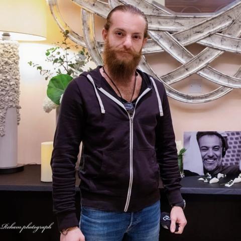 صور أويس مخللاتي في عزاء الراحل حاتم علي تعرضه للإنتقادات