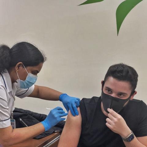 لقاح كورونا يعرض الوليد الحلاني لهجوم كبير