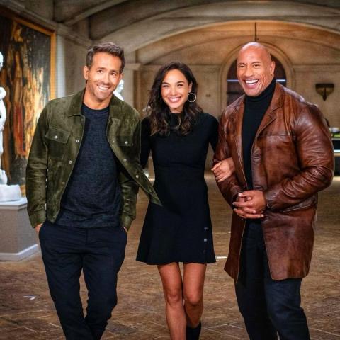 ذا روك، ريان رينولدز وغال غادوت من الإعلان الترويجي لنتفليكس