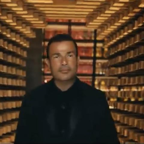 عمرو دياب يطرح إعلان عطره الجديد والجمهور يتفاعل معه - صورة من فيديو الإعلان