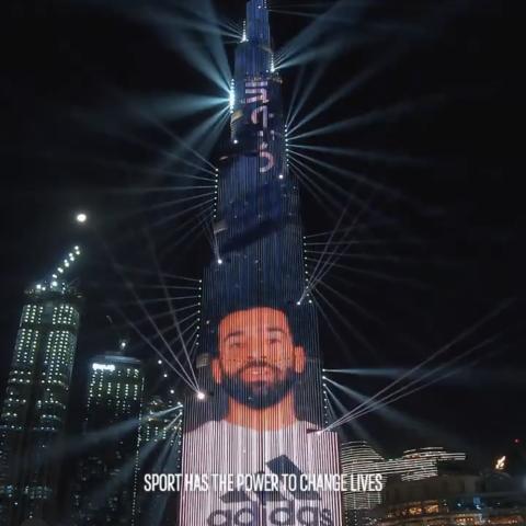 محمد صلاح يطل على واجهة برج خليفة بمناسبة افتتاح متجر أديداس